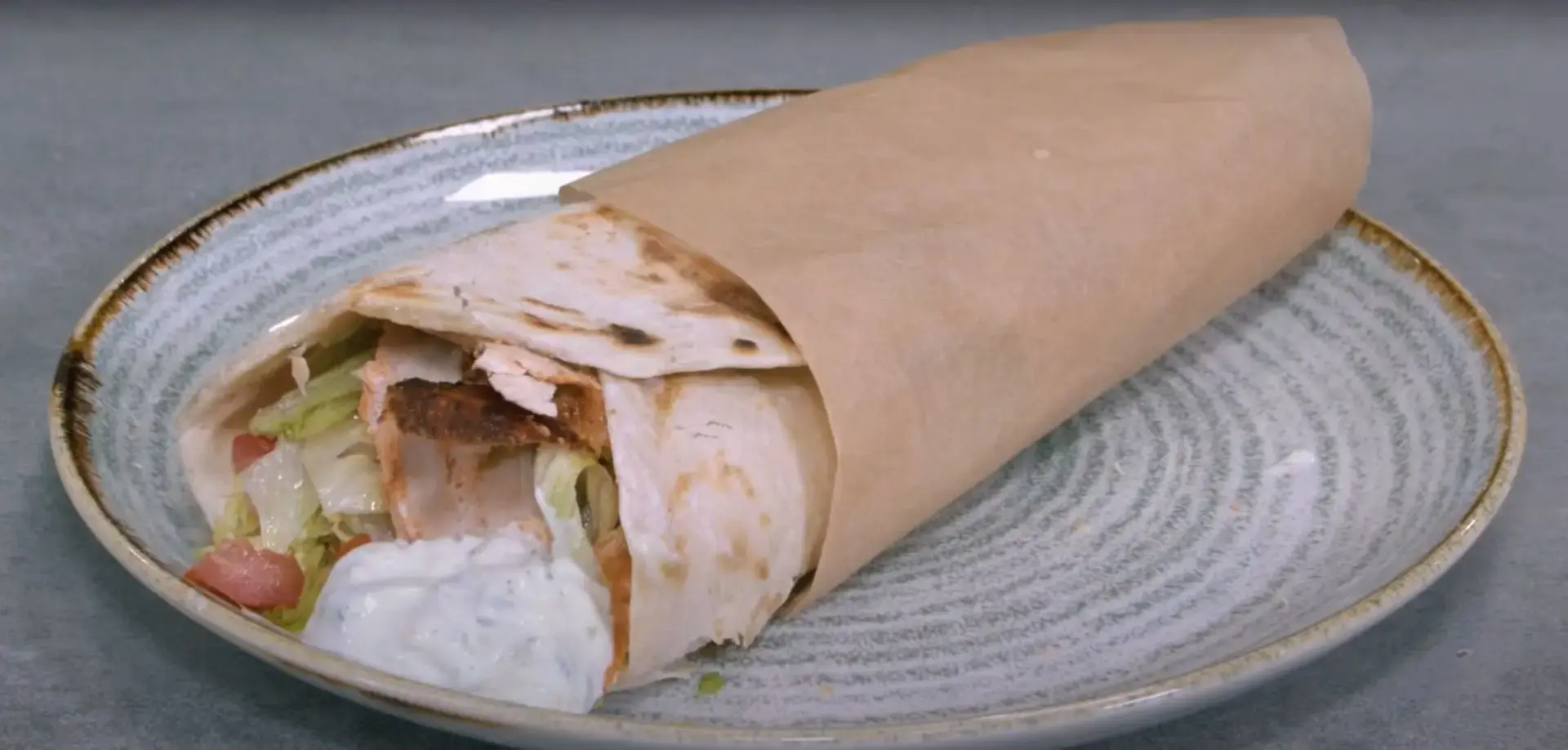 Kebab di pollo con lattuga iceberg e salsa allo yogurt: una ricetta fai da te!  