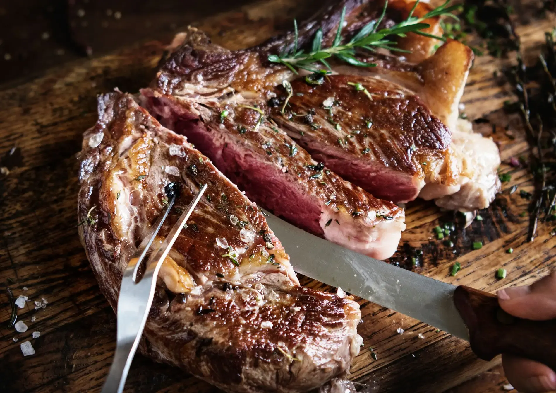 Cuocere la carne: non solo in padella. Scopri 6 modi per cucinare una bistecca deliziosa  
